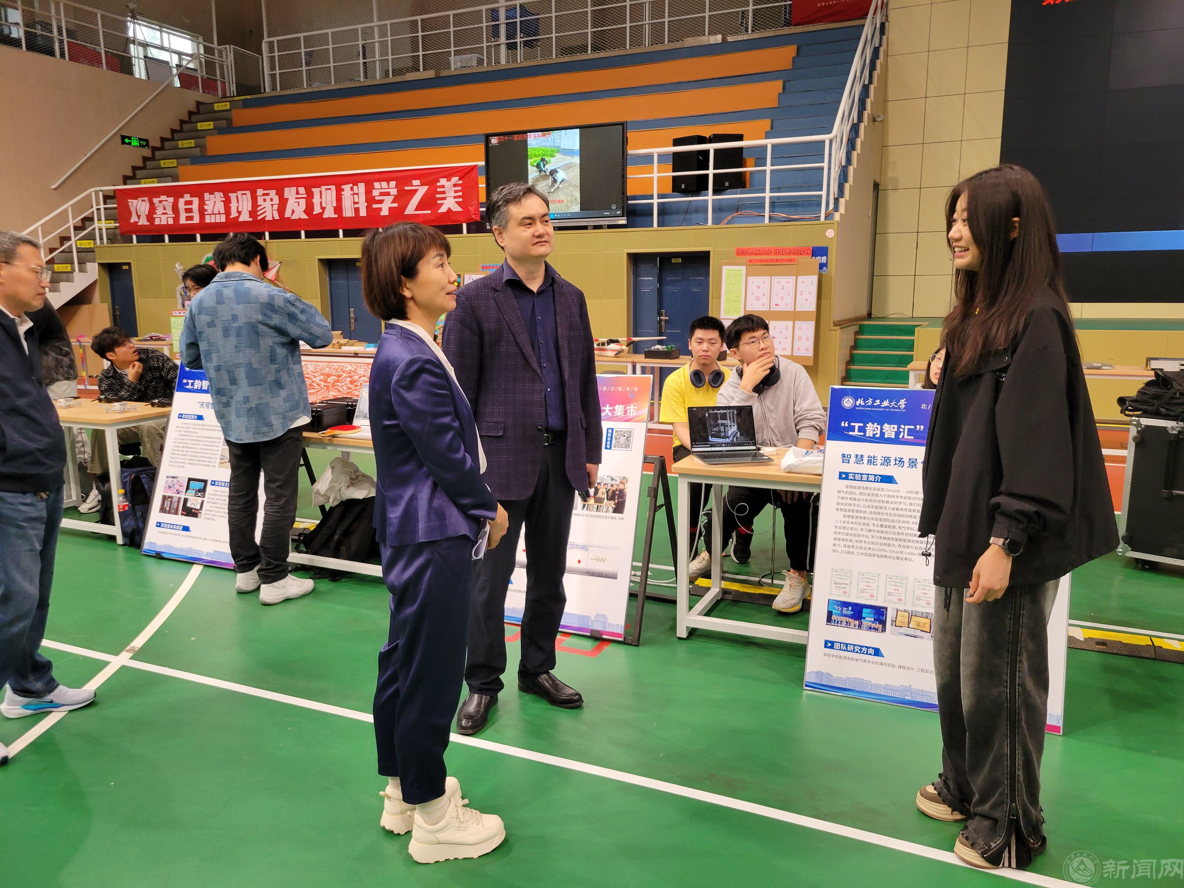 延庆区委教育工委书记张树清参观展览并勉励我校科创团队学生.jpg